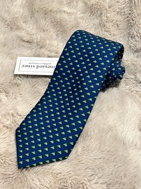 NWT Vineyard Vines Navy Tie with Lime Green Motif